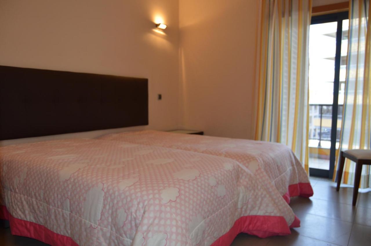 Apartamento Frente Ao Mar Com Piscina De Agua Salgada Quarteira Exteriér fotografie